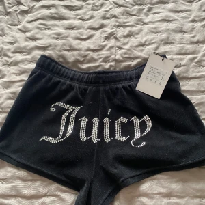 Svarta Juicy Couture shorts  - Bra skick alla stenar kvar, storlek XS 
