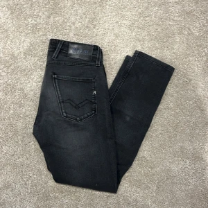 Replay jeans  - Feta replay jeans i bra skick💯🎉 Pris:549kr skick:8/10 storlek:30/32