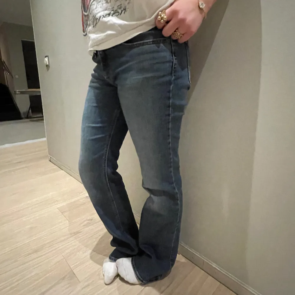 Snygga Levis jeans! Använda typ 2-3 gånger, inga defekter eller skador💗Jag är 164cm som mall och dom är lite långa🥰Skulle säga att det är storlek 36-38, så mellan S och M typ. Jeans & Byxor.