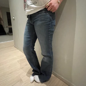 Levis jeans - Snygga Levis jeans! Använda typ 2-3 gånger, inga defekter eller skador💗Jag är 164cm som mall och dom är lite långa🥰Skulle säga att det är storlek 36-38, så mellan S och M typ
