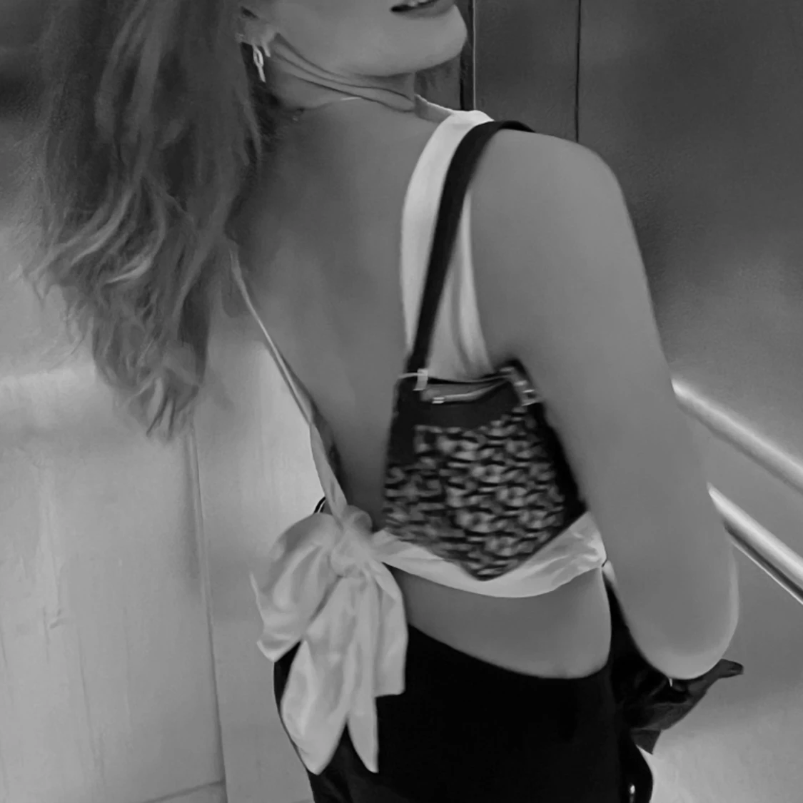 Vit blus med öppen rygg - 90