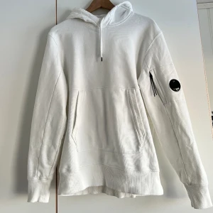 C.P company hoodie - Säljer nu denna C.P company hoodie då den bara tar plats i garderoben. Den är använd få gånger och jag skulle säga att skicket är mellan 7-9/10. Nypris ca 2000kr. Skriv vid övriga frågor. Kvitto finns! Priset ej hugget i sten. 