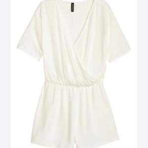 Jättefin jumpsuit från H&M som är perfekt till sommaren eller studenten😍 Den är endast använd en gång och är i nyskick!💕