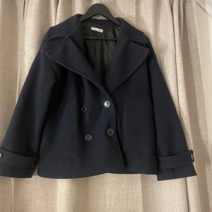 Design by si kappa - INTRESSEKOLL❗️❗️ Funderar på att sälja skicka gärna prisförslag! Använd sparsam, har hängt framme så lite dammig men gör såklart rent innan post!  Nu pris 760! 