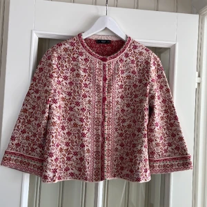 Kofta  - Stickad kofta som ny anbänf 1 gång 