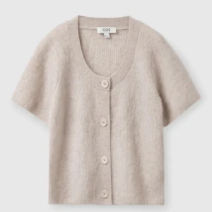 Cos kofta  - Säljer nu denna super etftertraktade kofta ifrån cos, hör av er för mer frågor. storlek L men passar perfekt på mig som vanligtvis är en S, säljer bara för bra pris då den är så pass eftertracktad och svår att få tag i💕