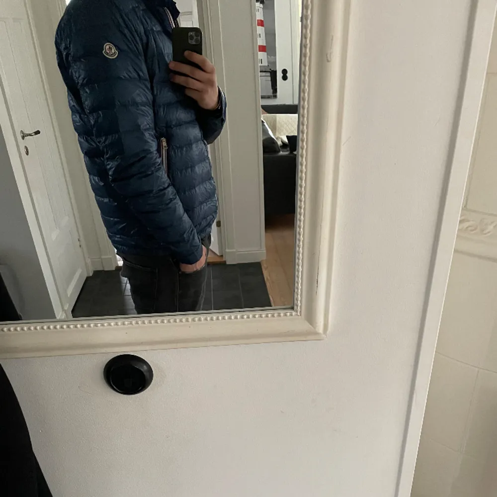 WTS MONCLER RIGEL  Precis hämtad från kemtvätt  9/10 cond förutom att ett hänge på dragkedjan är av (enkel fix hos skräddare)  inga flaws utöver  Size 6 (passar mig bra 190cm 92 kg) Givetvis äkta  Tveka inte på att skriva om minsta fundering. Jackor.