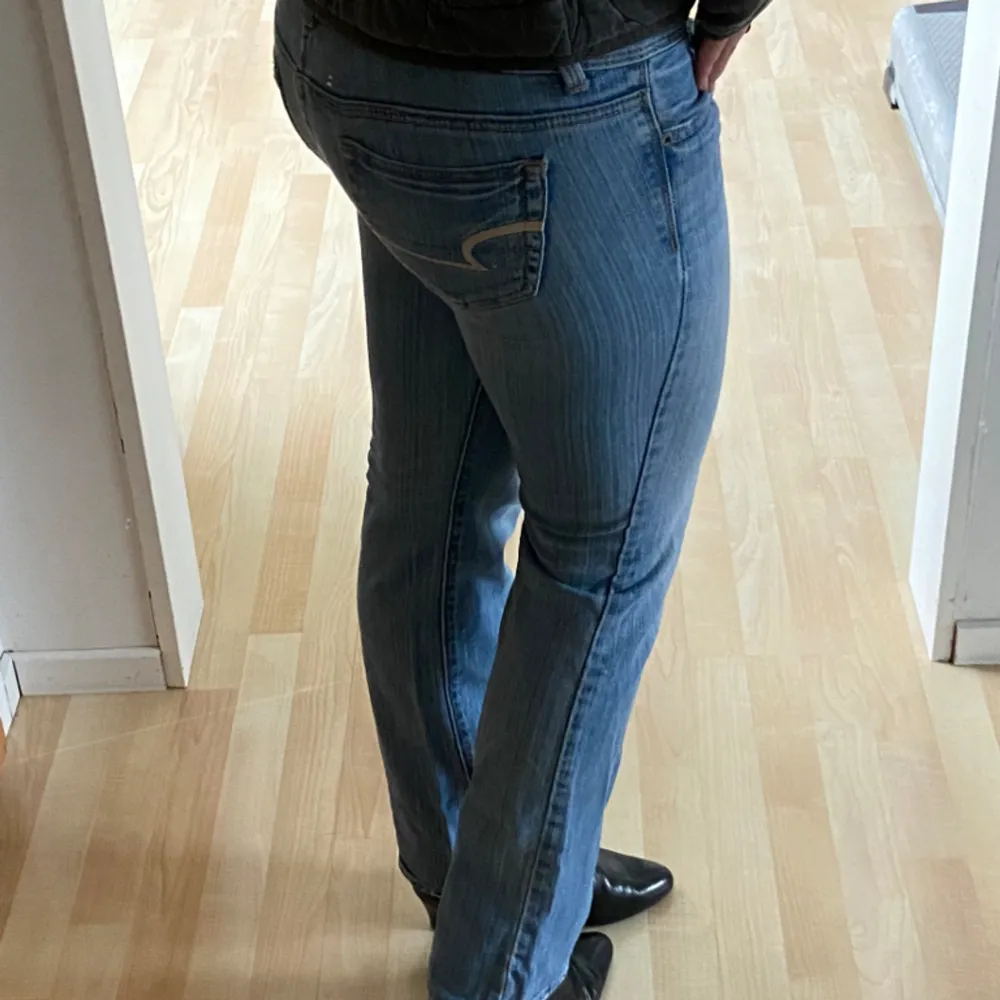 Extremt fina low waist jeans med en urtvättad blå färg. Jag är 1,69 för jämförelse och har klackar på bilden, de sitter perfekt vid mina fötter. . Jeans & Byxor.
