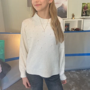 Stikad tröja  - Jättefin Stikad tröja med pärlor❤️😍