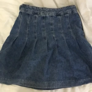 Denim kjol - En jättefin denim kjol till sommaren. Passar mig som är xs. Läs bion före du köper.