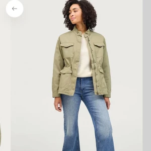 Militärgrön vårjacka - Säljer men militärgröna vårjacka från Ellos i storlek 36/S! Inga hål på eller i jackan men en lite sminkfläck på ena armen men inget man tänker på! Använd cirka en månad! Skriv privat för fler bilder!  Nypris på jackan är 699!