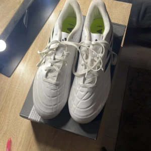 Adidas copa skor  - Adidas copa skor oanvändbara. Helt nya jättebra kvalitet. Säljer de pågrund av de är för små. Har paket med. De är storlek 43
