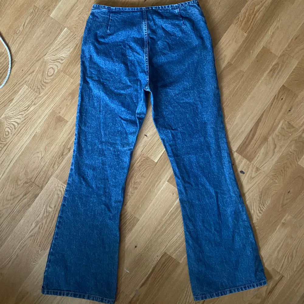 Snygga jeans med snörning från början av 2000 talet. Fint skick, se bilder för egen bedömning! Passar mig som har s-m i byxor. Mått: Midja-78 cm, Stuss(över rumpan)-100 cm, innerbenslängd-79 cm. Kan mötas upp i centrala stockholm💞. Jeans & Byxor.