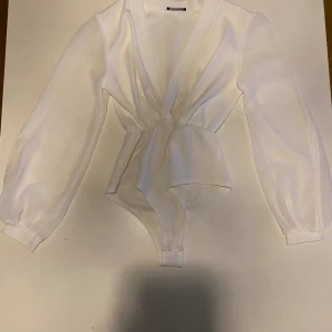 Fin vit body från Boohoo - En fin vit body från Boohoo. Endast använd en gång. Det står ingen storlek på plagget men är XS/S