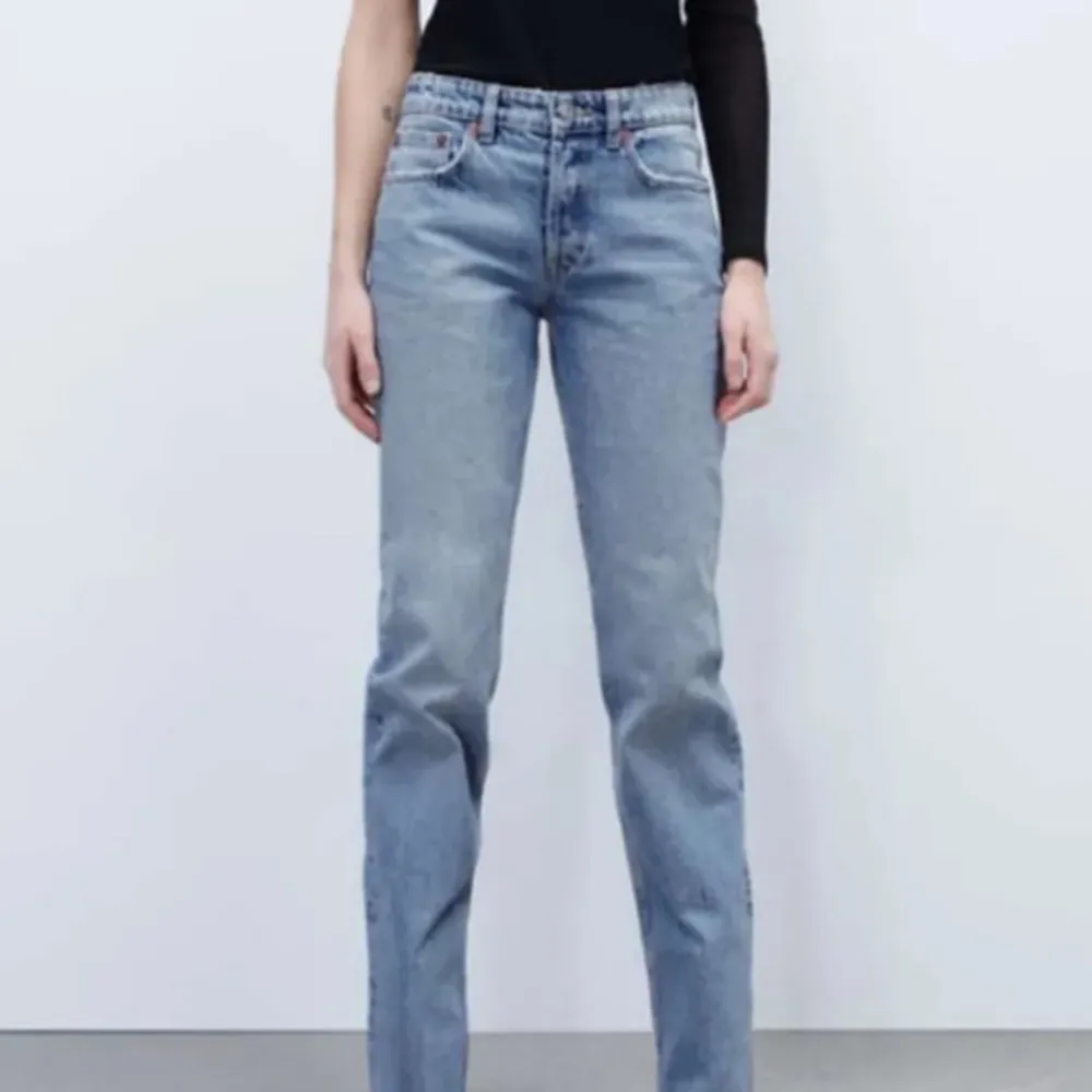 Säker dessa Low waist jeans från zara. Det är straight i passformen. Använda fåtal gånger. Men en av hellorna är sönder. Köparen står för frakten. Jeans & Byxor.