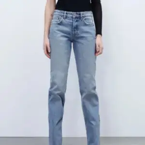 Säker dessa Low waist jeans från zara. Det är straight i passformen. Använda fåtal gånger. Men en av hellorna är sönder. Köparen står för frakten