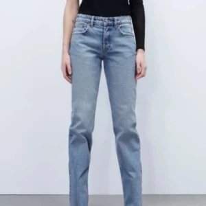 Zara low waist jeans - Säker dessa Low waist jeans från zara. Det är straight i passformen. Använda fåtal gånger. Men en av hellorna är sönder. Köparen står för frakten