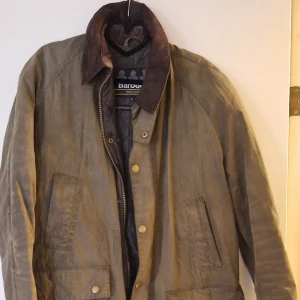 Barbour polo jacka vintage  - Väl bevarad Barbour jacka i fint skick och sparsamt använd med hög kvalitet! 