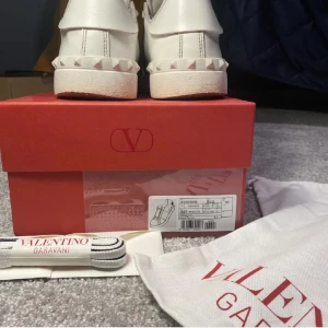 Valentino open - ett par  trendiga skor som är i riktigt bra skick 7-10 är sparsamt använda och allt og tillkommer i köp förutom deras sko snören som man får med , för jag snöra med nya snören! är i strlk 41 men passar 42-42,5. nypris är ca 7000kr. hör av er🤝🏽