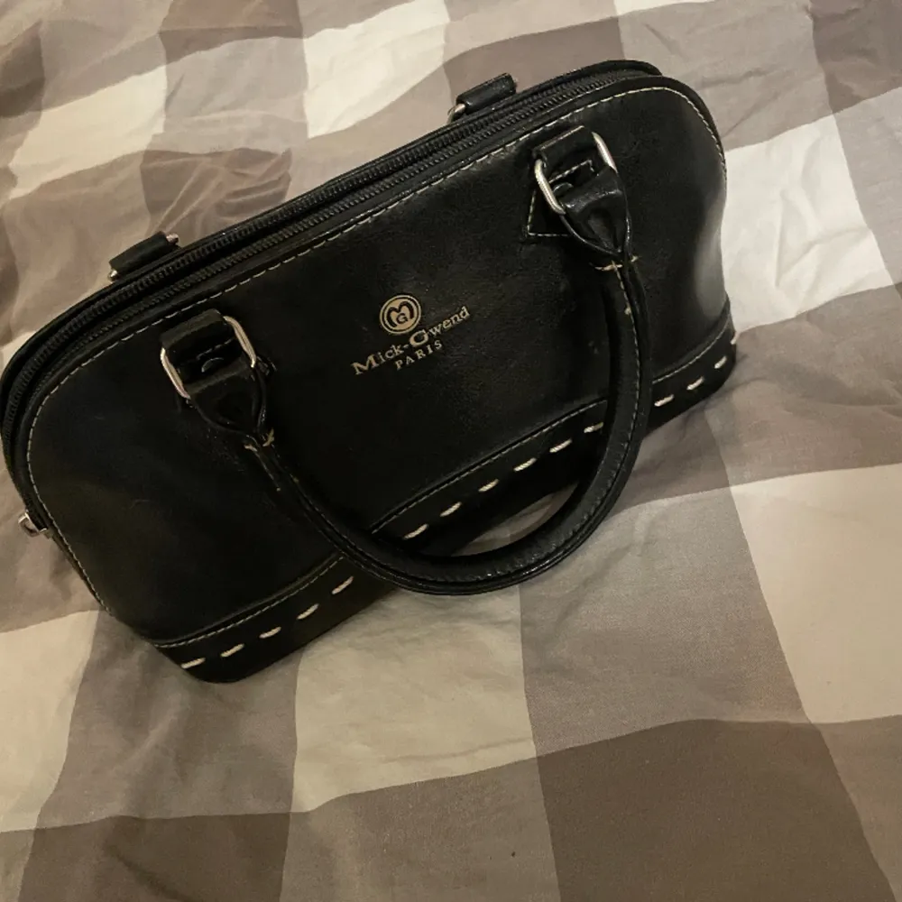 Fin svart handväska, den som man drar drag kedjan är sönder men den går fortfarande att stänga, säljer pågrund av att den inte används. Skriv för mer😽. Väskor.