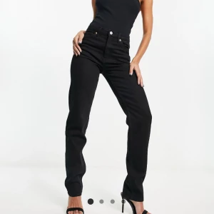 Svarta jeans  - Snygga raka jeans från Monki, använda fåtal gånger, i nyskick! 