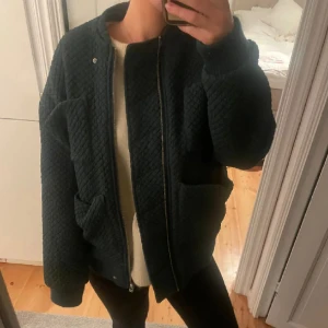 Carin Wester jacka! - ( lånade bilder ) säljer denna jacka då den tyvör inte kommer till användning 🩷 storlek xs men skulle säga att den är oversized!!! Så snygg nu till våren 