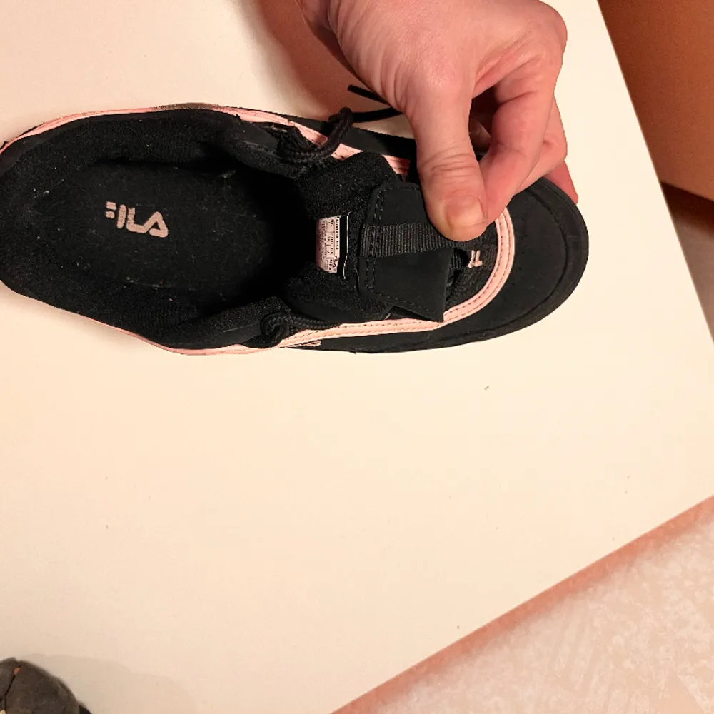 Used but in good condition Fila woman shoes . Skor.