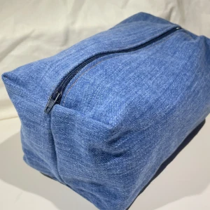 Necessär  - Handgjord necessär av jeanstyg från secondhand jeans🩵 Höjd: 9cm bredd: 10cm längd: 18cm