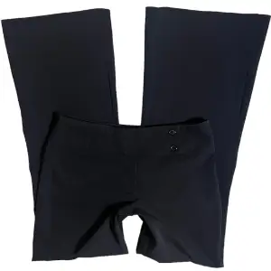 Svarta mid-rise utsvängda kostymbyxor 🩶 MIDJEMÅTT: 72 cm. INNERBENSLÄNGD: 75.5 cm. GRENDJUP: 23 cm. Jag har strl S och är 167 cm för referens! 