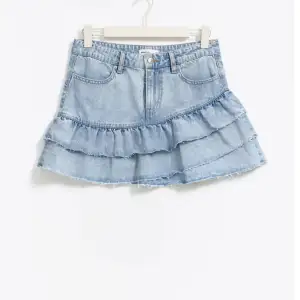 En helt ny och oanvänd Jeans kjol i stl 38 helt utsåld och finns ingenstans i hela Sverige säljer den för 750 men kan sänka priset vid snabbt köp