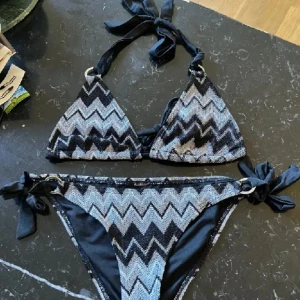 Missoni liknande bikini  - Jättefin missoni liknande bikini!! Som tyvärr inte passade mig. 🩷🩷🩷