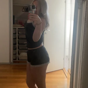 Pyjamas  - Säljer detta fina gråa sättet med en rosett vid brösten och vid naveln på shortsen: jätte skön och fin. Storlek S 