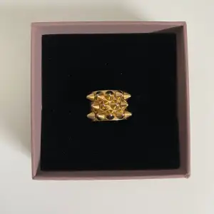 Säljer min peak ring i guld från Edblad. Den är lite för stor för mig så jag har endast använt den vid några tillfällen, annars är den i mycket fint skick. Köpt för 399kr och den är i storlek 18,5 mm