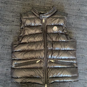 Moncler gui gillet S - Size 1 (S) nyskick, inga defekter helt som ny NFC fungerar 