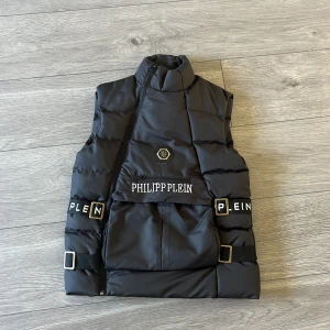 Philipp plein väst storlek 150 - Har haft på mig den 3 gånger 