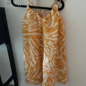 Klänning - As fin o somrig klänning med knyt i ryggen. Skriv för fler bilder🤗