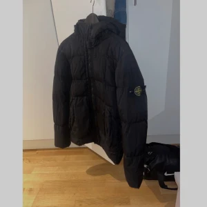 Stone Island Jacka - Bra skick, varm och skön på vintern 