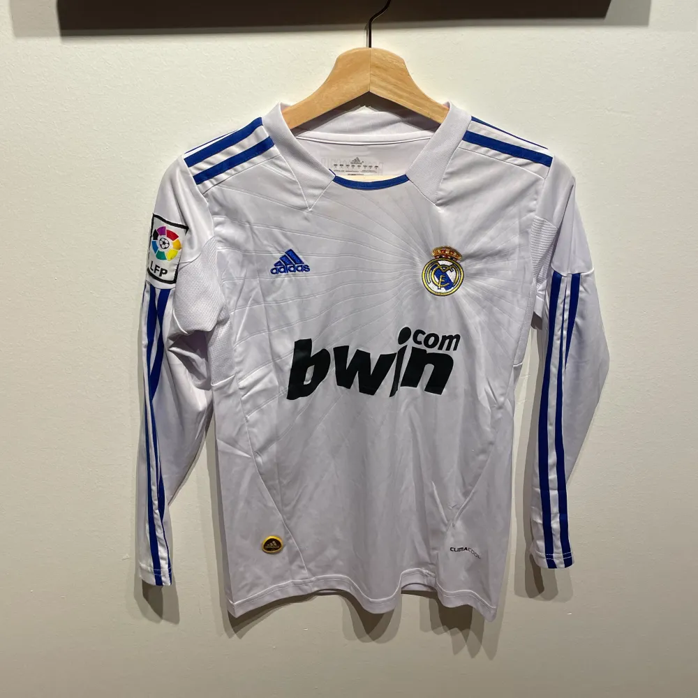 Säljer en replika av Cristiano Ronaldo Real Madrid tröja från säsongen 2010/11, storlek S. Tröjan är i mycket gott skick, använd men välvårdad. Den vita designen med klubbens emblem och Ronaldos nummer 7 på ryggen gör den perfekt för samlare och fans. T-shirts.