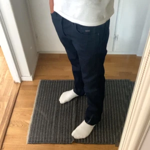Hugo boss - Snygga Hugo boss jeans/chinos, perfekt inför sommarn, sitter lite stort på mig, modellen är straight och skicket på jeansen är 10/10