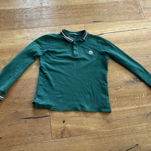 Moncler polo - Hej, säljer nu denna moncler långärmade polon till ett bra pris, den är perfekt till sommaren och är i färgen grön som gör den unik. Köpt på NK för ca 4 år sen. Först till kvarn🤝!  Skicket är 6/10 som ni kan se på 3 bilden, Hör av dig för mer info!