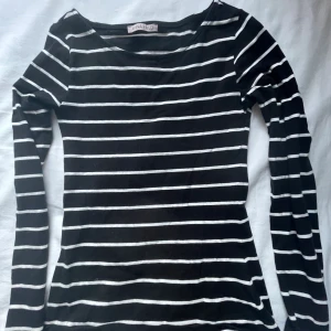 randig topp - jättefin randig topp som sitter ganska tajt - skriv innan köp 💗