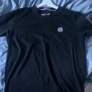 Moncler t-shirt  - St m passar även s 