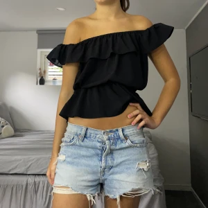 svart volangtopp! - super fin🥰