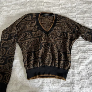 v ringad tröja  - fin o aldrig använd v-ringad tröja köpt från plick. bra skick och bekväm. 