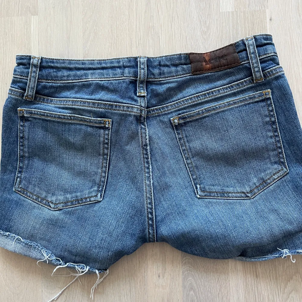 Fräscha Acne jeansshorts. Storlek: W30  Small/Medium. Jeans & Byxor.