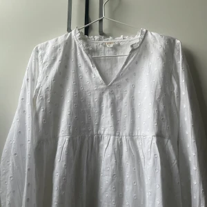 Blus från gina Young  - Blus från gina Young perfekt till sommaren. Använd 1 eller 2 gånger förra sommaren så den är knappt använd och i ny skick👌