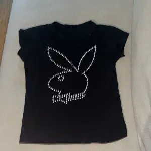 Super gullig Playboy tröja , säljer då den inte kommer till ansvändning . Den har inga defekter och är knappast andvänd💕 skriv till mig om du har fler frågor !