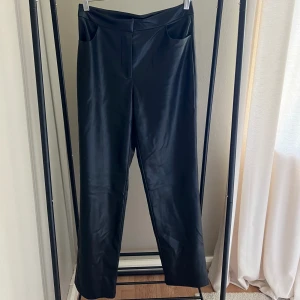 Skinnbyxor  - Raka svarta skinnbyxor ifrån NAKD. Använda fåtal gånger 