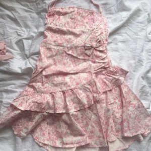 Sommar klänning - En väldigt luftig och fin klänning med skönt material. Aldrig använd, har bara haft den på mig när jag skulle ta denna bilderna. Frakten är inkluderad i priset.