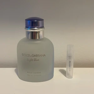 Dolce & Gabbana edt 2ml - En perfket sommar doft från dolce & gabbana med mycket citrus och en mycket fräsch och aromatisk doft. Säljs i 2 ml.